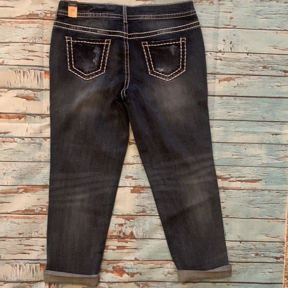 🇺🇸🇺🇸🇺🇸3 for 12🇺🇸🇺🇸🇺🇸Distressed Denim Capris - Picture 5 of 6